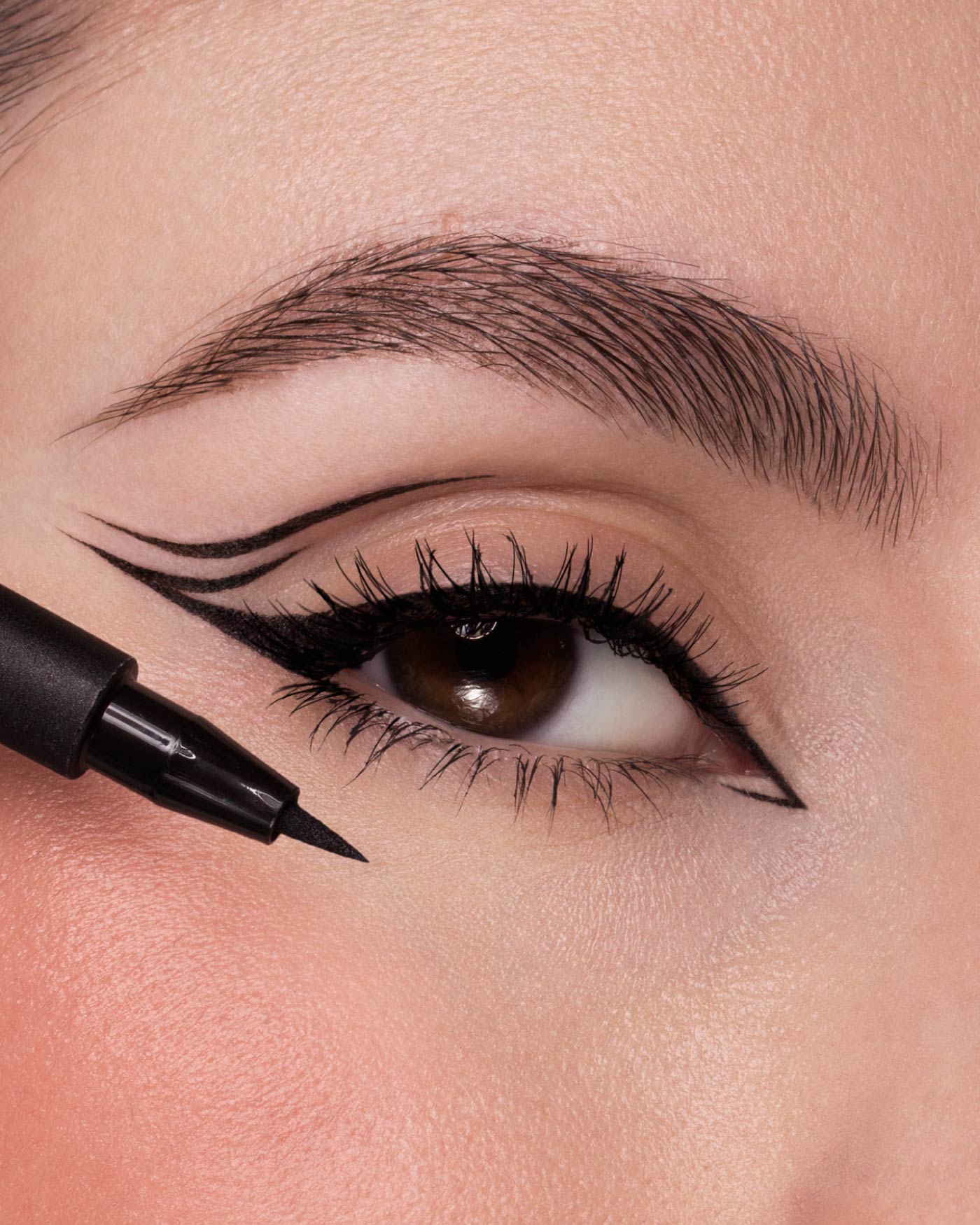 12H PEN EYELINER - Eyeliner Nero In Penna Lunga Durata - 01 - Black - Astra Make-Up