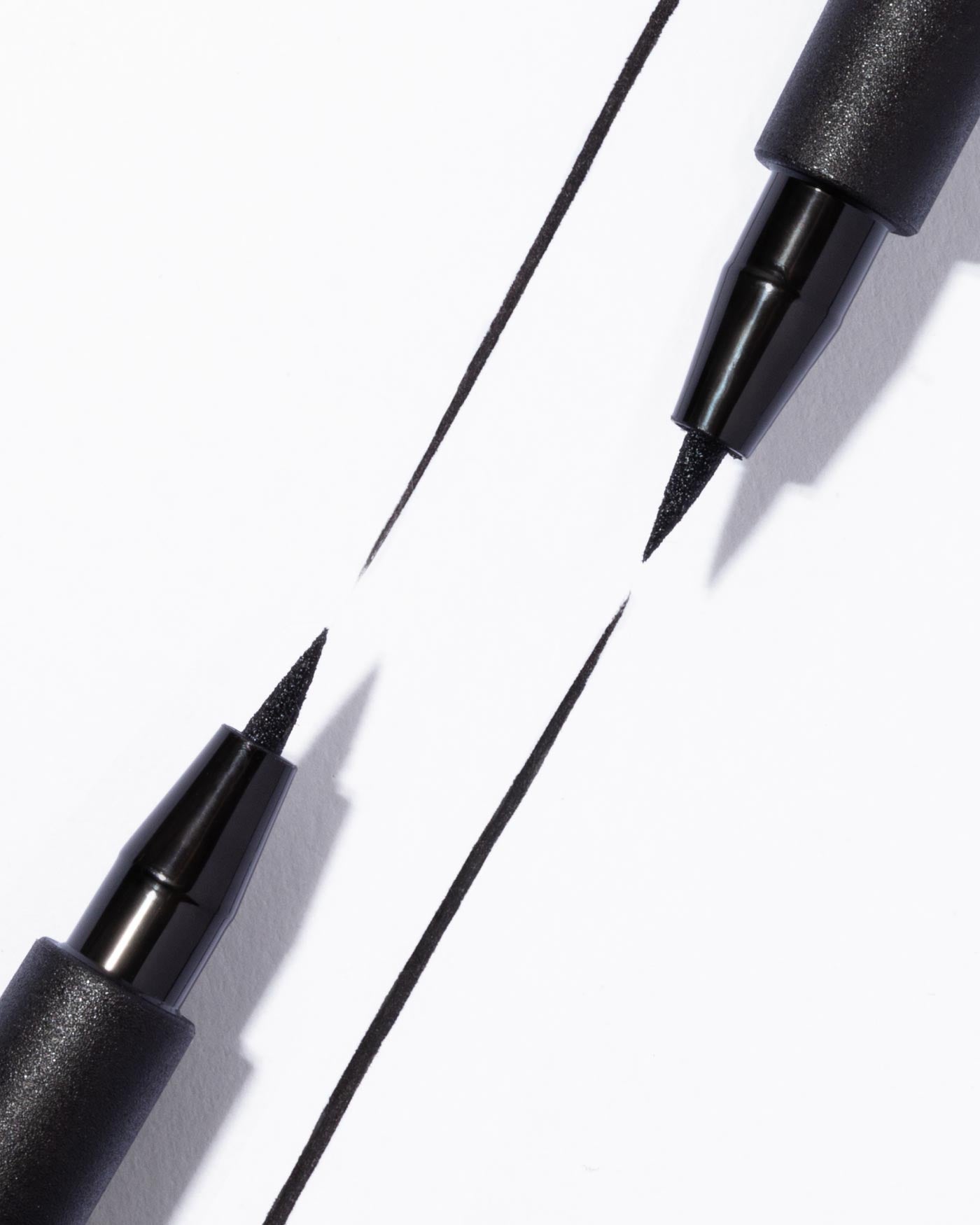 12H PEN EYELINER - Eyeliner Nero In Penna Lunga Durata - 01 - Black - Astra Make-Up