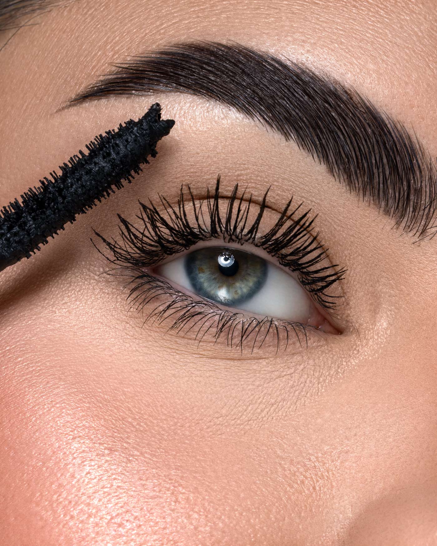 THE UNIVERSAL VOLUME MASCARA 24H - Mascara Volumizzante Allungante - 01 - Black - Astra Make-Up