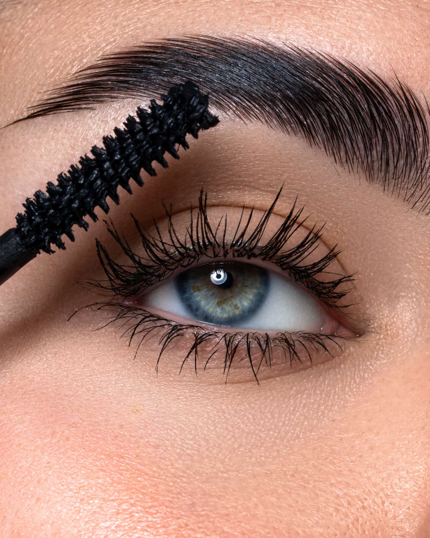 THE UNIVERSAL VOLUME MASCARA WATERPROOF - All Products - Astra Make-Up
