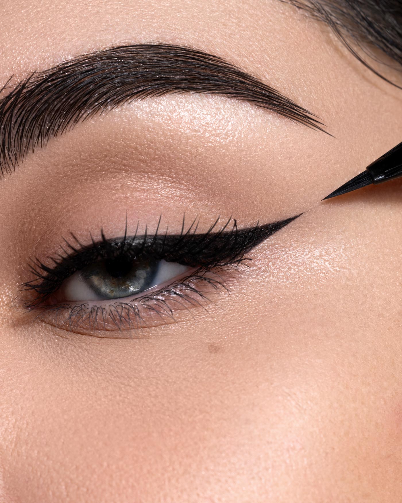 BLACKLIST LINER - Eyeliner Nero Alta Precisione Waterproof - 01 - Black - Astra Make-Up