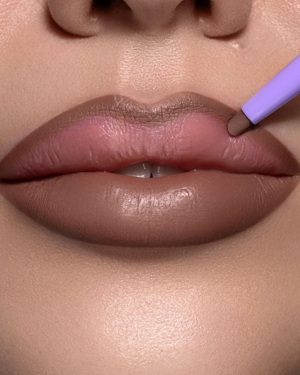 OUTLINE SPICY LIP PENCIL - Matita Labbra Retraibile Volumizzante - 04 - Toffee Sand - Astra Make-Up